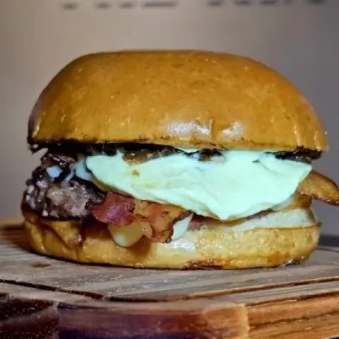 Bacon Furioso com bacon e queijo derretido no brioche
