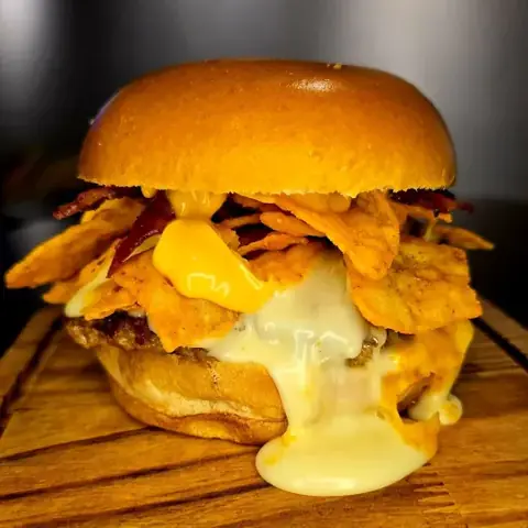 Nachos Burger com Doritos e queijo escorrendo