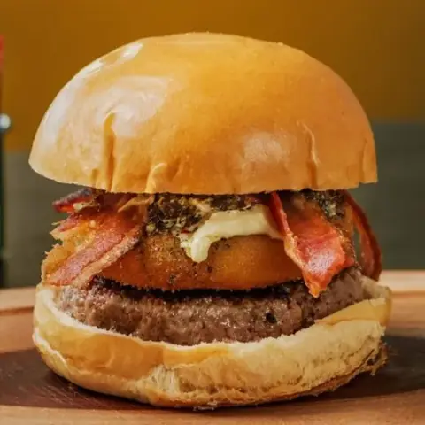 Rei Momo com mussarela empanada e bacon no brioche