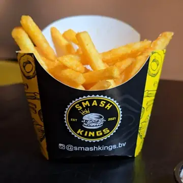 Batata palito na caixa preta e amarela da Smash Kings