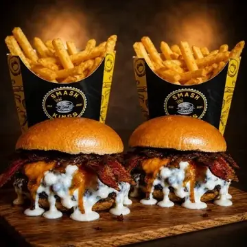 Dois King Bacon Duplo com duas batatas na caixa da Smash Kings