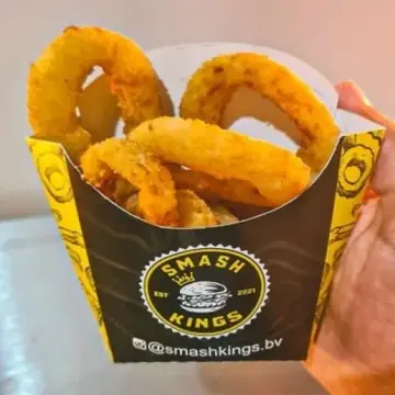 Anéis de cebola empanados na caixa da Smash Kings