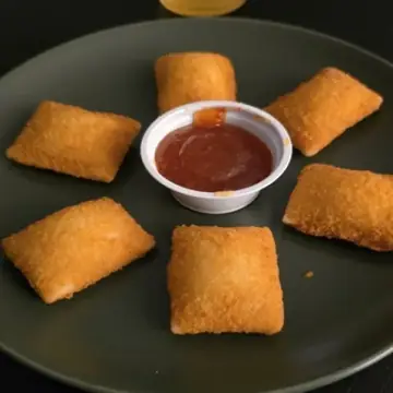 Travesseiros de gouda empanados com geleia de pimenta