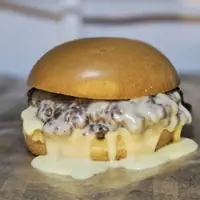 Classic com american cheese derretido sobre a carne
