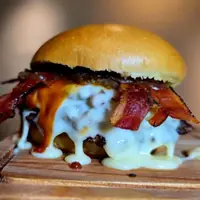 King Bacon com bacon crocante e queijo escorrendo