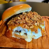 King Crispy coberto de cebola crispy e geleia de pimenta